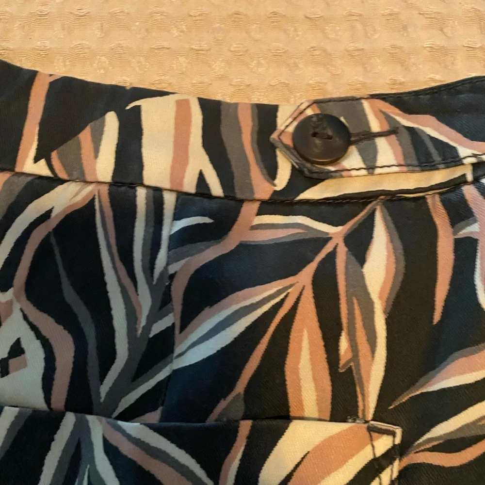 Nicole Miller New York Leaf Print Pants - Picture 10 of 14